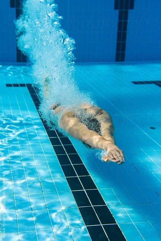 Un nuotatore si immerge in piscina dopo un tuffo