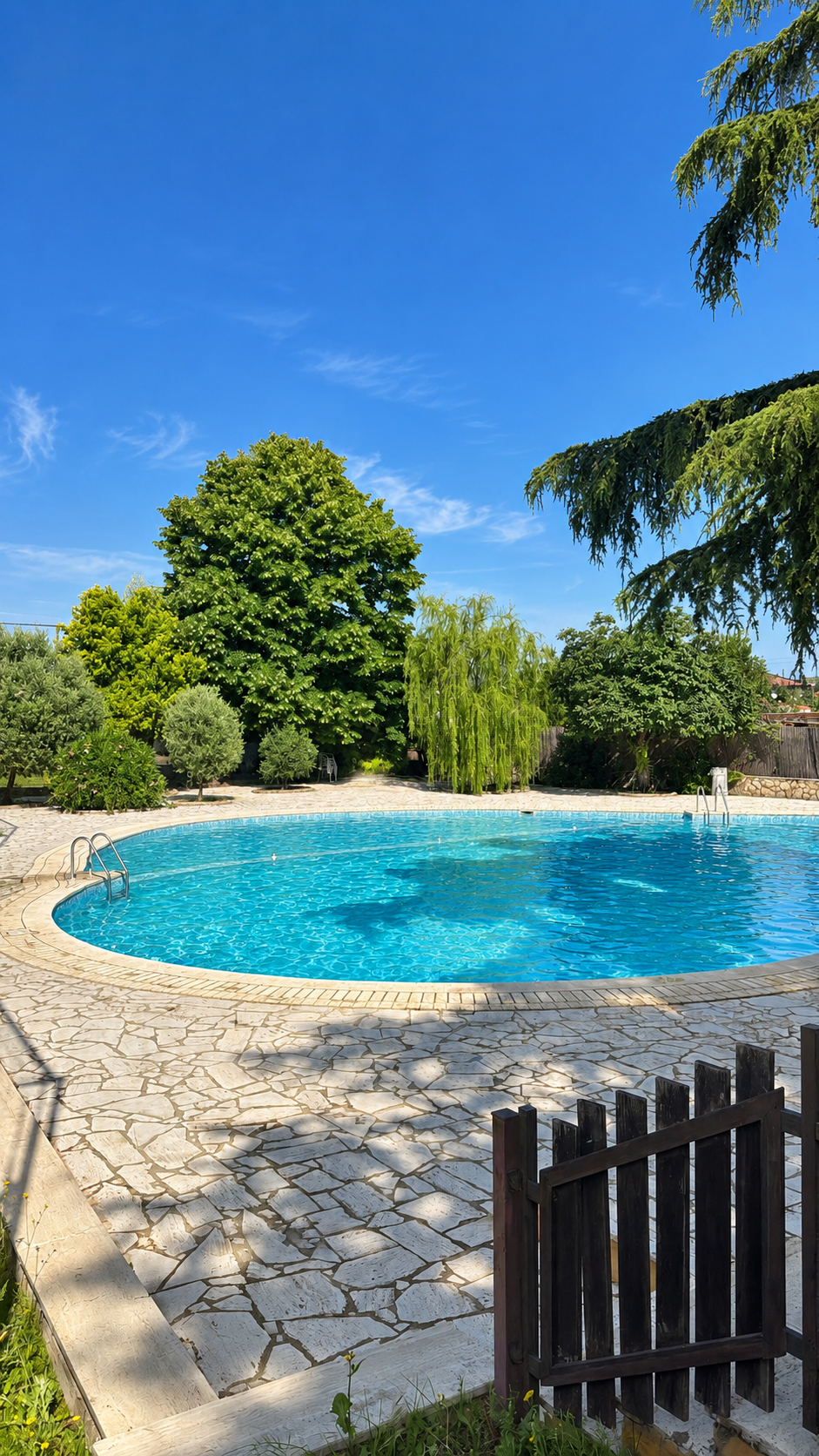 La piscina rotonda all’aperto di ULPIA, circondata dagli alberi