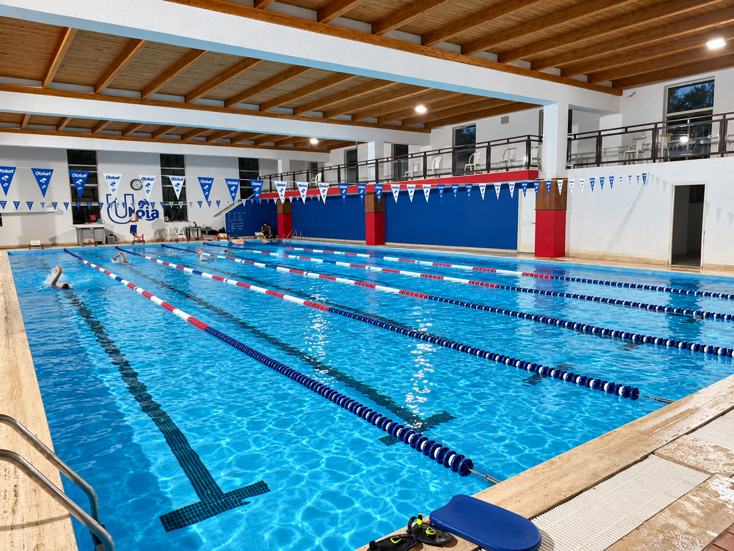La piscina coperta ULPIA con corsie e bandierine, pronta per il nuoto